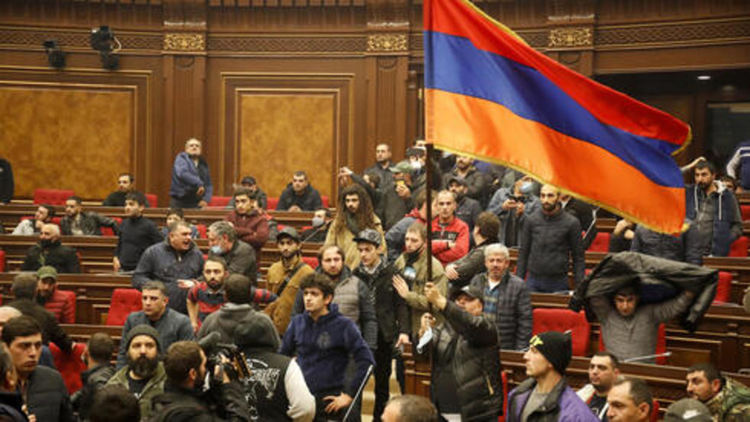Напрежение в Армения, военните поискаха оставката на Пашинян