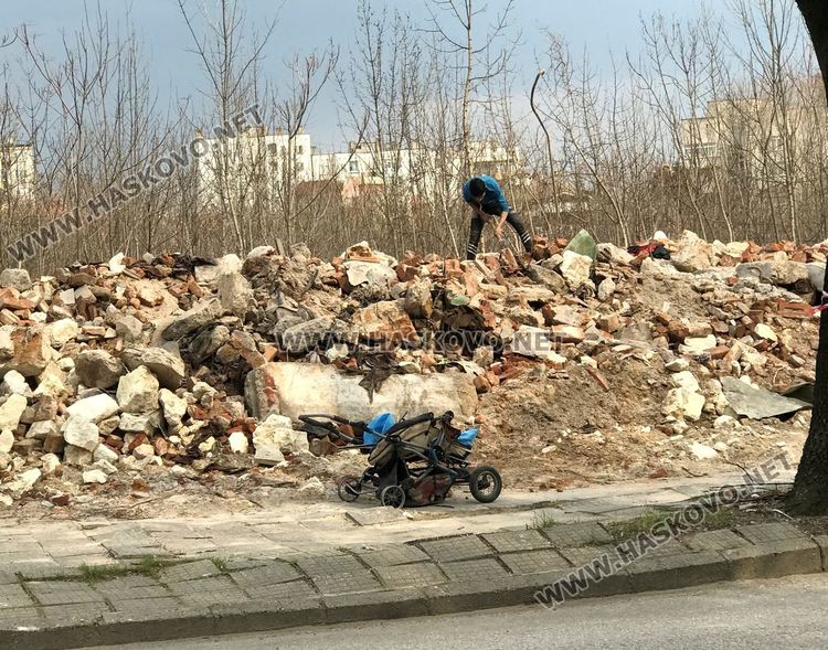 Младежи с „помощ” за разчистване на терена за бъдещия парк зад ДНА
