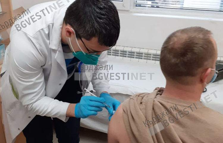Броят на новите случаи на COVID 19 в областта плавно намалява,  ваксинирането върви по план