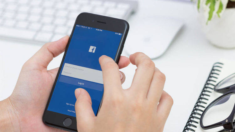 Науката обяснява защо се изкушаваме да проверяваме Facebook постоянно