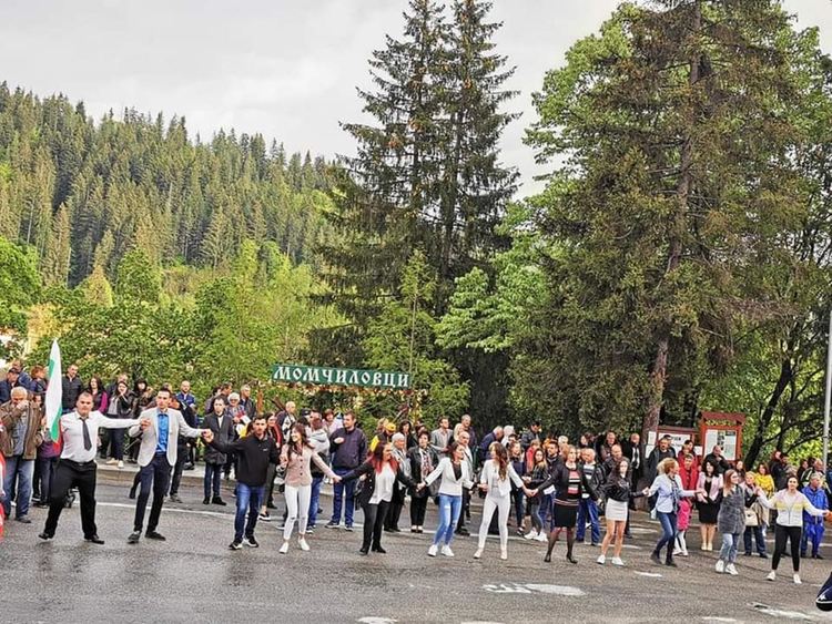 Стотици отпуснаха душите в  с.Момчиловци,майските тържества продължават