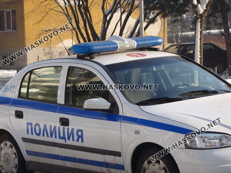 Задържаха 45-годишен за кражба на покъщнина и пари