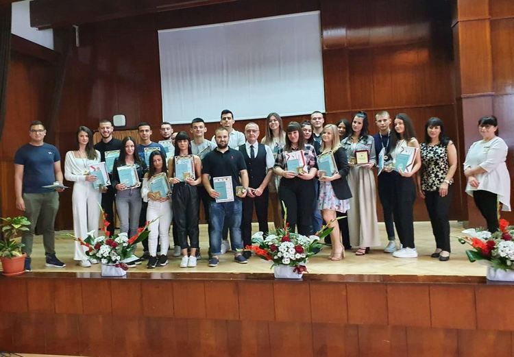 Златаровци получиха дипломите си