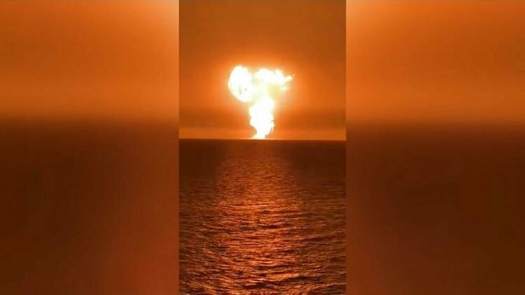 Рядък кален вулкан експлодира в огнен ад над Каспийско море