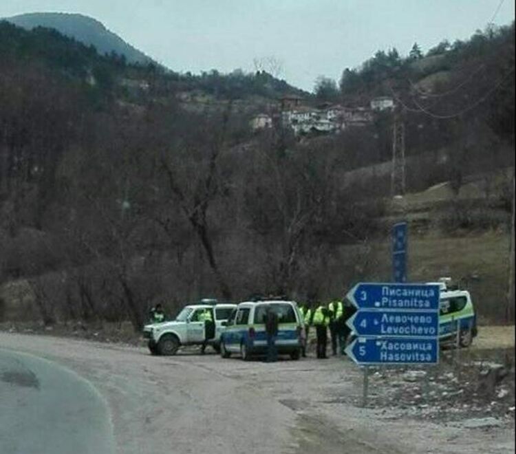 Пловдивчанин забрави ръчната спирачка и полетя с автомобила си от подпорна стена