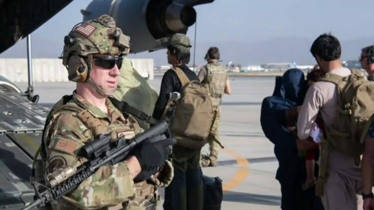 Последните американски военни са напуснали Афганистан
