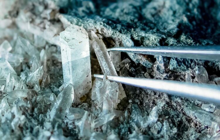 Микроби живеят от милиард години дълбоко в скалите