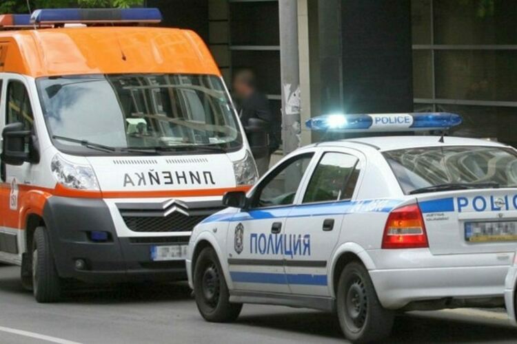 Водачка не спря на „Стоп“ и се заби в такси, пострада 50-годишна