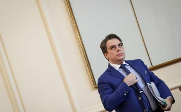 Асен Василев защити идеята прагът за осигуровките да се вдигне