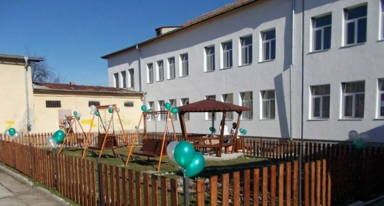 Съвместна коледна арт програма готвят пернишката библиотека и училището в село Ярджиловци