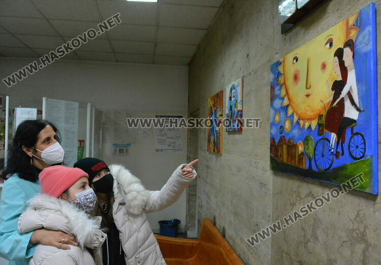 Малките художниците от „Колорит“ украсиха детска поликлиника в Хасково