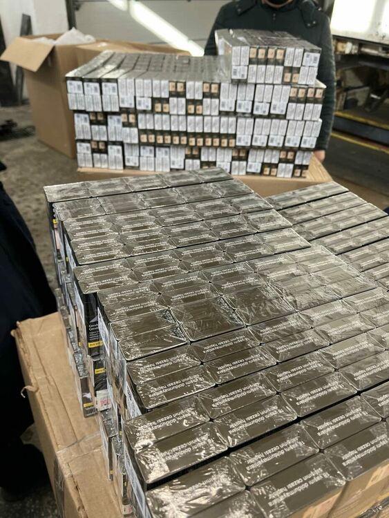 Спипаха 33 800 контрабандни цигари в камион и две коли 