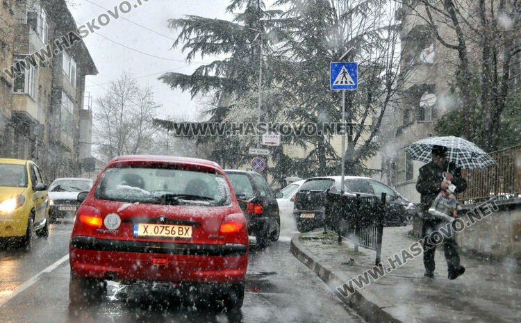 Облачно в петък със слаб мокър сняг