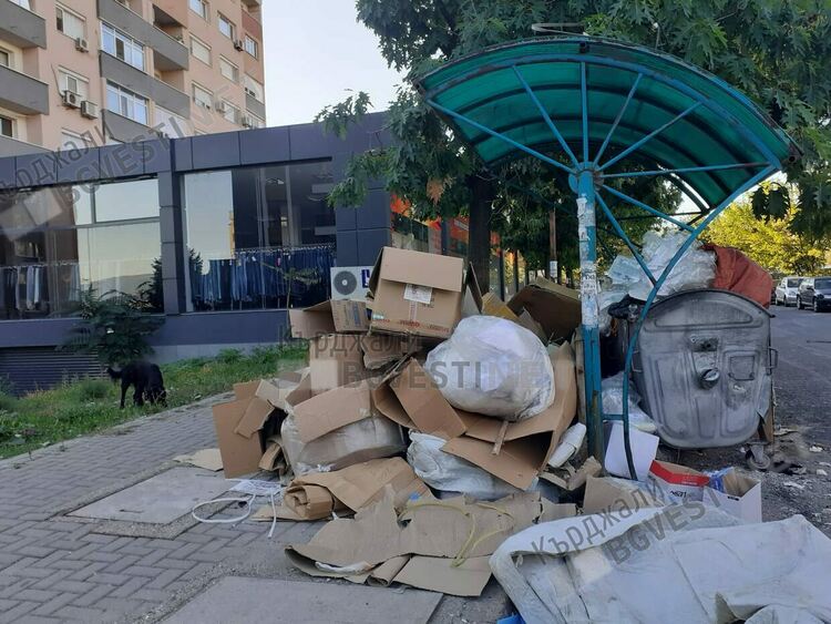 Китайски мол трупа камари от кашони върху бобрите, няма кой да го санкционира