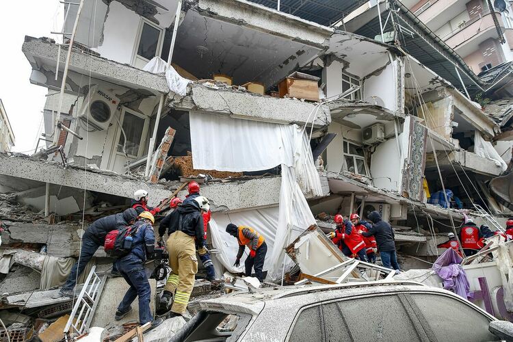 Над 5700 срутени сгради в Турция, близо 5000 загинали там и в Сирия
