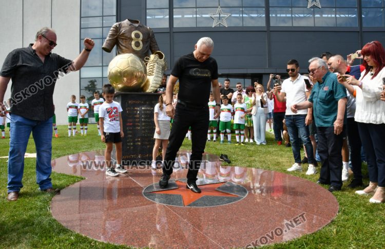 Отпечатък от левия крак на Стоичков и пластика, посветена на големия футболист, ознаменуваха 100 -годишнината на ФК “Хеброс“