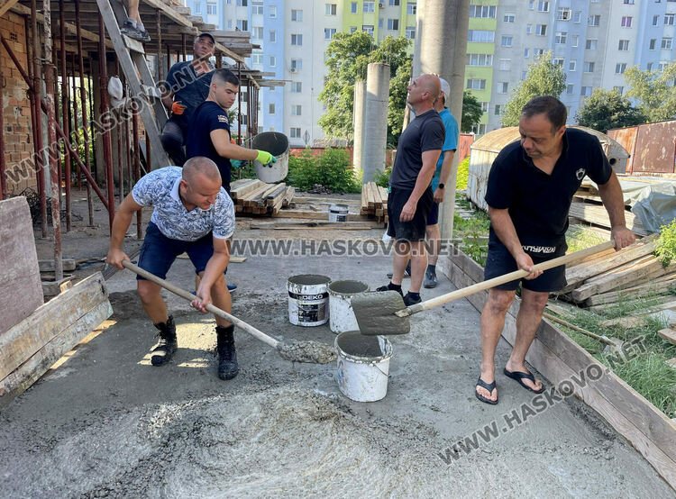 Доброто, което съгражда: Доброволци се включиха в  строителството на църквата „Св. Иван Рилски“