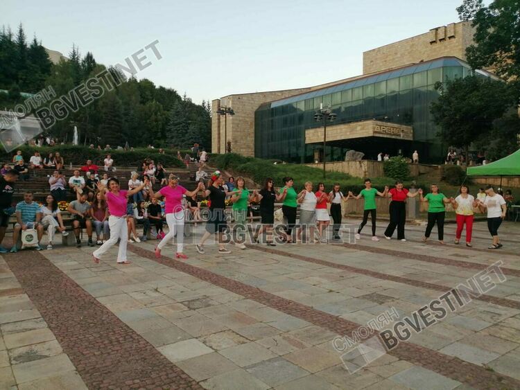 С концерт и хора на площада смолянчани казаха "Не!" на насилието /галерия/