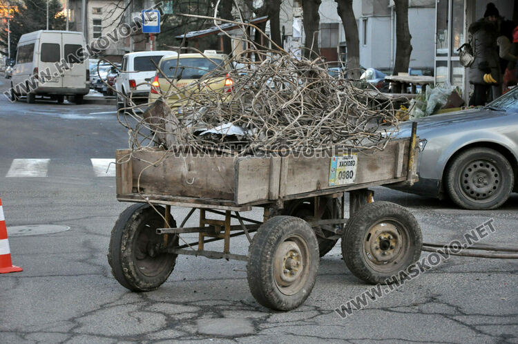 Мъж пострада при катастрофа между лек автомобил и каруца