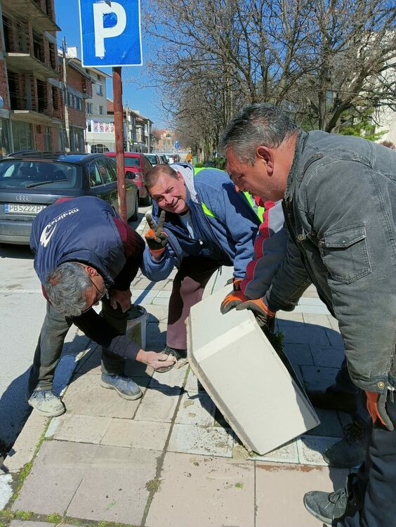 Залепиха ограничителните саксиите на центъра в Първомай