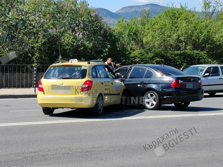 Такси предизвика катастрофа на светофара във „Веселчане”,извърши забранен обратен завой