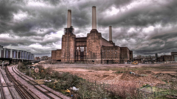Втори живот за ТЕЦ Battersea в Лондон, днес от комините не излизат пушеци, а "хора"