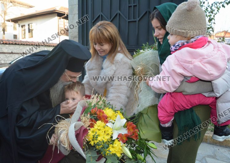 Хасковлии посрещнаха митрополит Николай на Ивановден 
