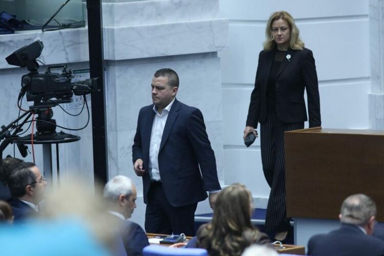 Парламентът забрани изпращането на български войски в Украйна