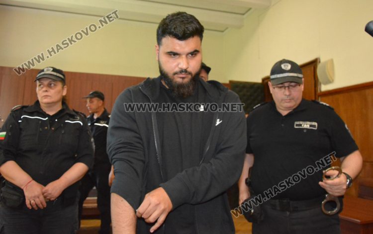 Обвиняемият за катастрофата със смърт и ранено дете отрича да е шофирал катастрофиралия бус