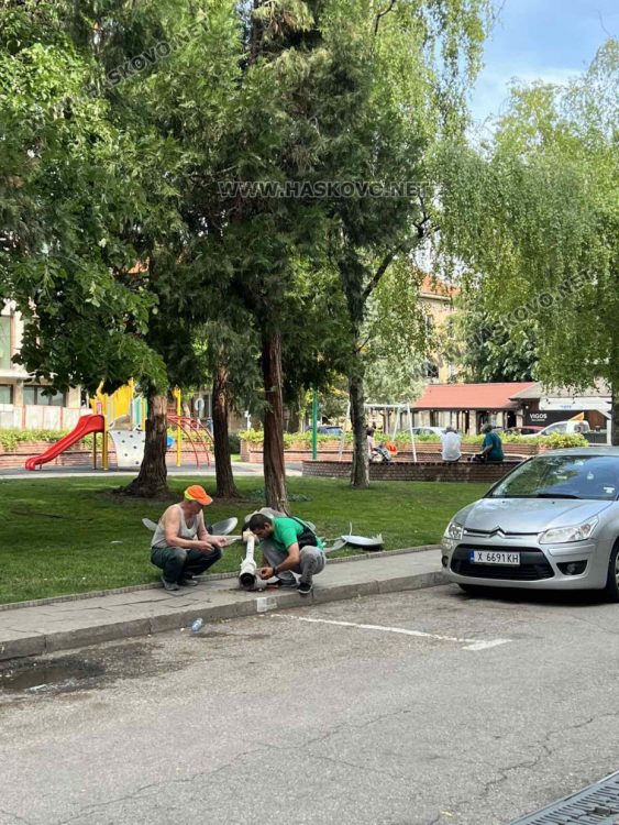 Джип отнесе стълб на уличното осветление и избяга