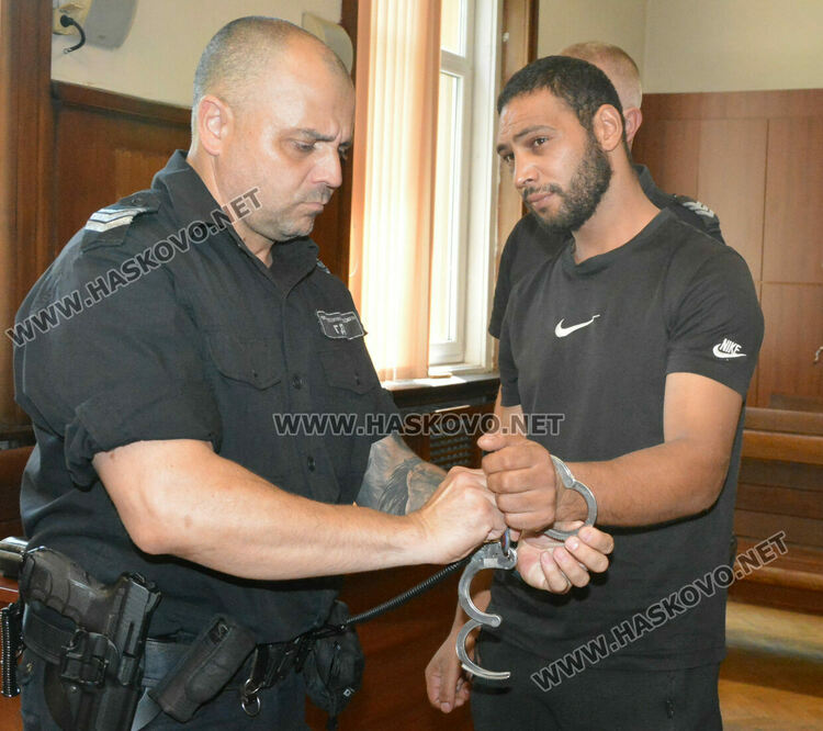 Познайник на полицията, пребил и ограбил пекар, остава в ареста