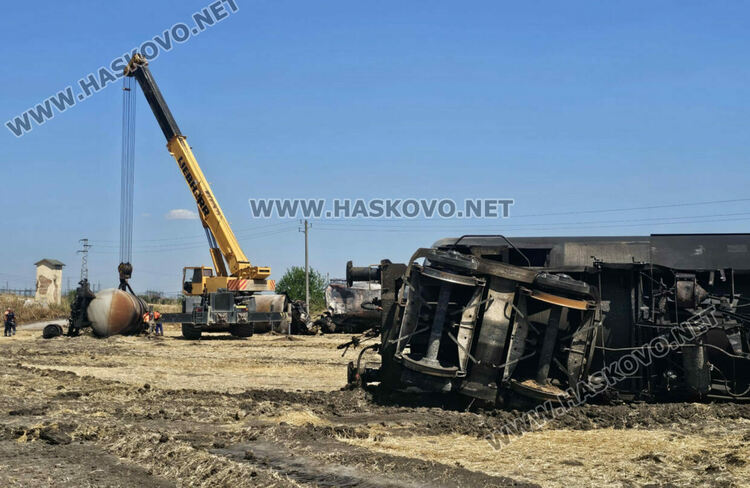 Изтеглиха дерайлиралите цистерни от линията, 60 метра релси са унищожени