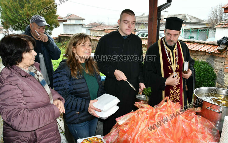Тържествена литургия и рибен курбан на Никулден в църквата в Тракиец