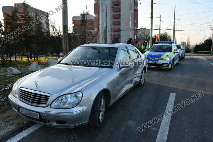 Мерцедес и БМВ катастрофираха на детелината в квартал „Орфей“