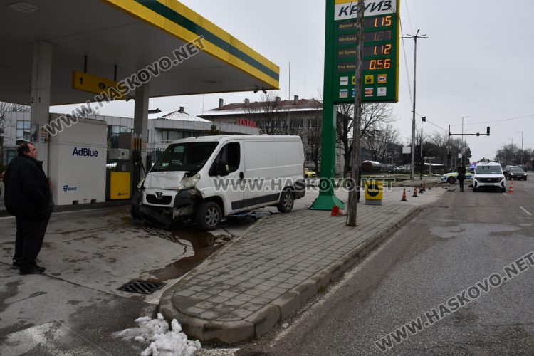 Бус влетя в бензиностанция в Хасково, помете пътни знаци и кола