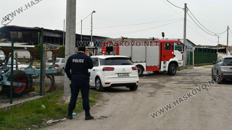 Пожар изпепели автоморга в хасковския квартал „Болярово“