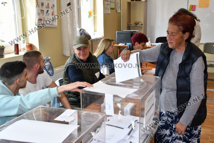 Хартията остава „царица“ в секциите в НУ „Г. С. Раковски“, а камерите – нежелани гости