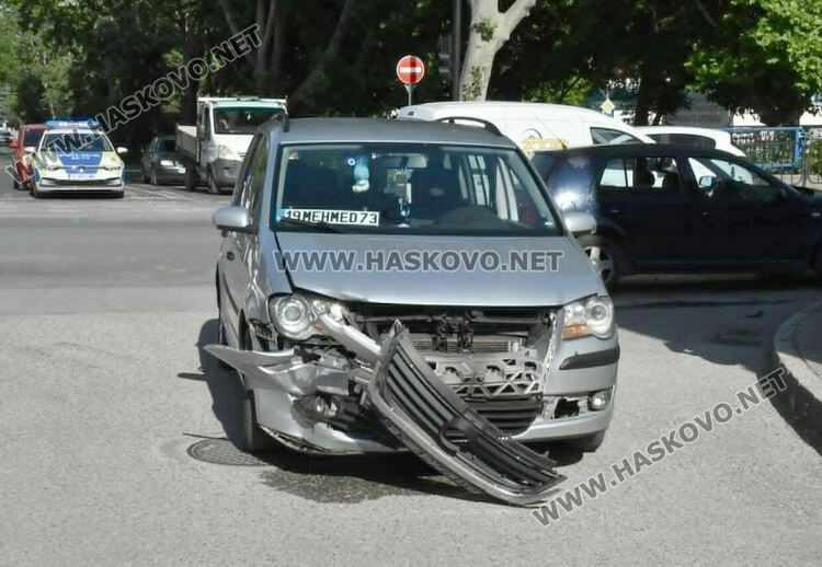 Катастрофа между две коли в час пик на оживено кръстовище в Хасково