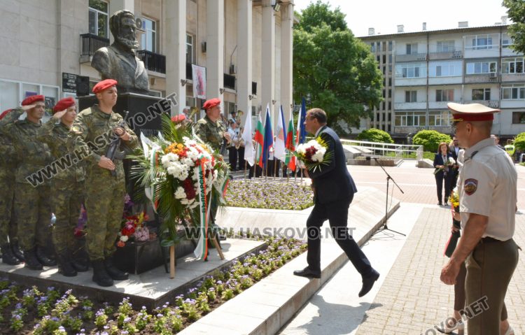 Хасково отдава почит пред живота и безсмъртното дело на Христо Ботев 