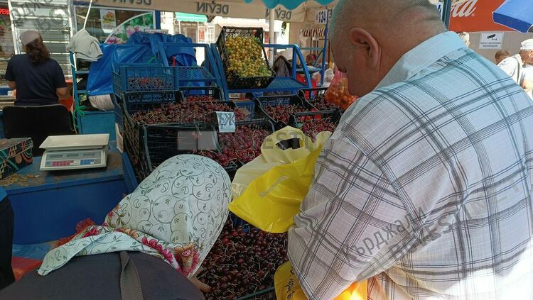 Спекула на пазара на български череши,опашки на Пазара в Кърджали  за стока за 2,50 евро за килограм