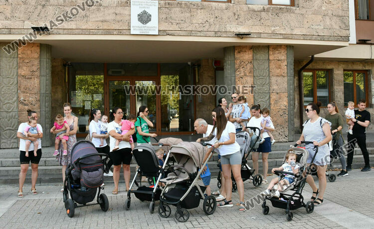Майки протестираха в Хасково с искане за по-високо майчинство
